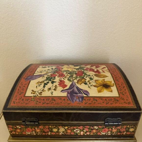 Beautiful Vintage 8” x 10” Floral Wood Hinged Box - Picture 6 of 6